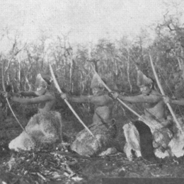 8. Selk'nam entrenando con arco y flecha, hacia 1920