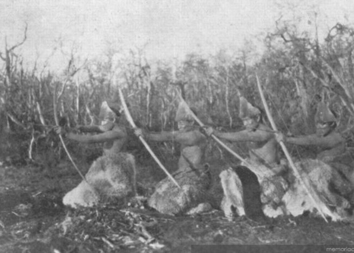 8. Selk'nam entrenando con arco y flecha, hacia 1920