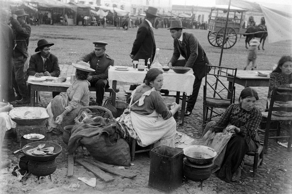 1. Familias feriantes almorzando ya terminada la feria.