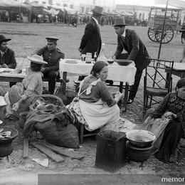 1. Familias feriantes almorzando ya terminada la feria.