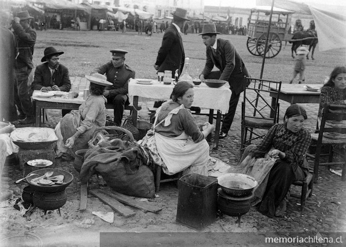 1. Familias feriantes almorzando ya terminada la feria.