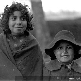 5. Dos niñas, una con sombrero.