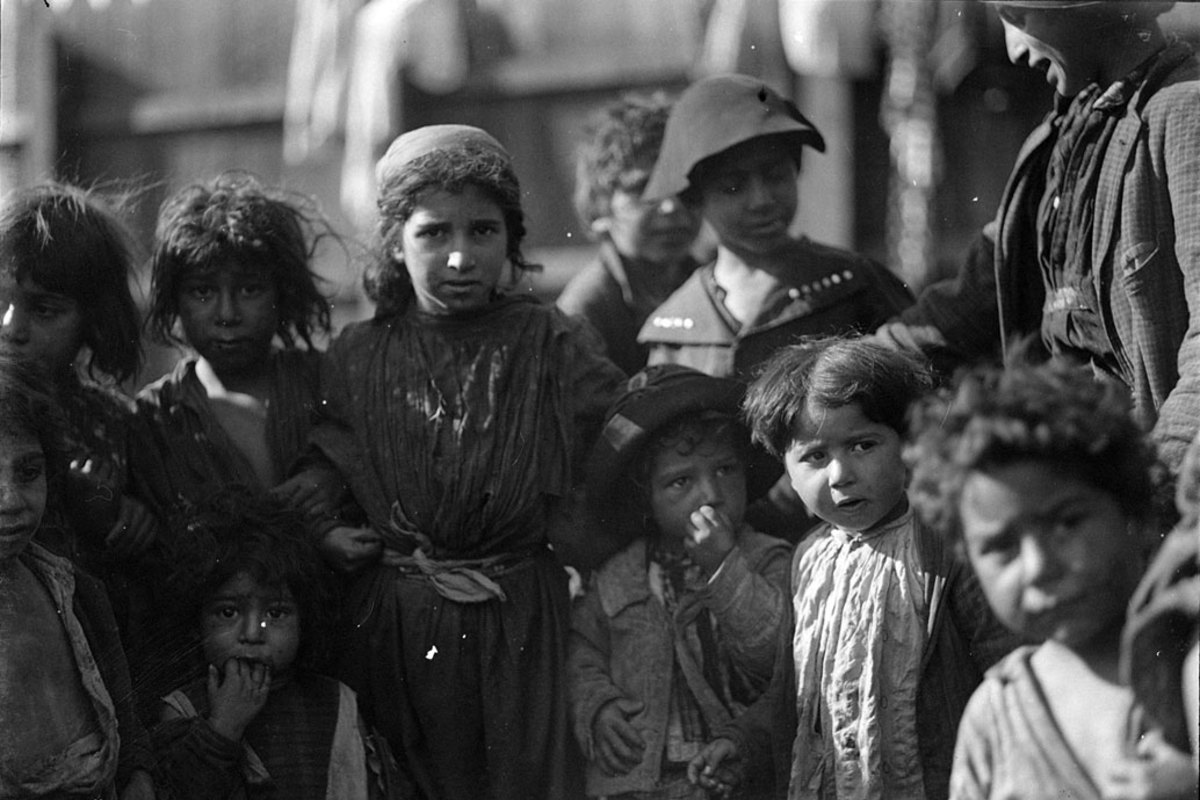 6. Niña gitana junto a otros niños y niñas de distintas edades.