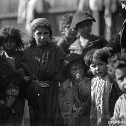 6. Niña gitana junto a otros niños y niñas de distintas edades.