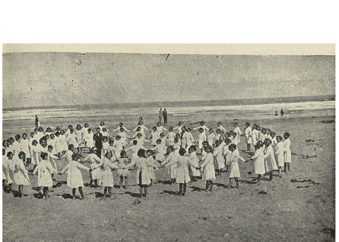 6. Una ronda en la playa.