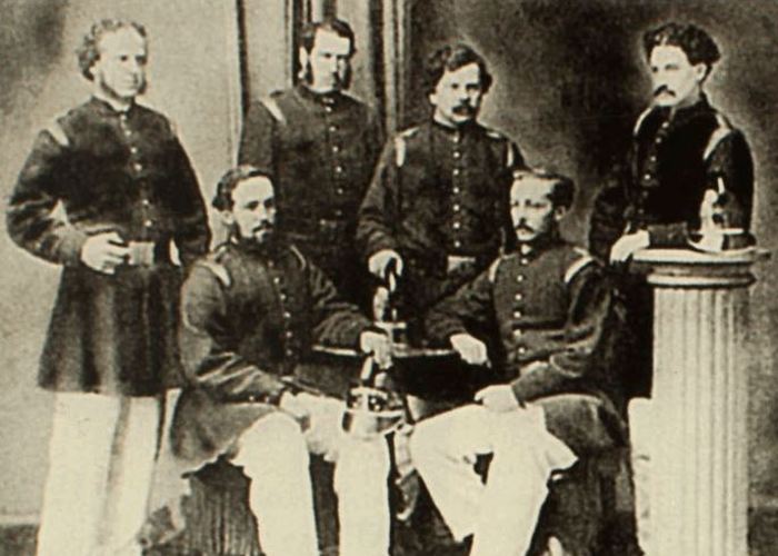 1. Miembros de la Primera Compañía de Bomberos de Valparaíso, 1851.