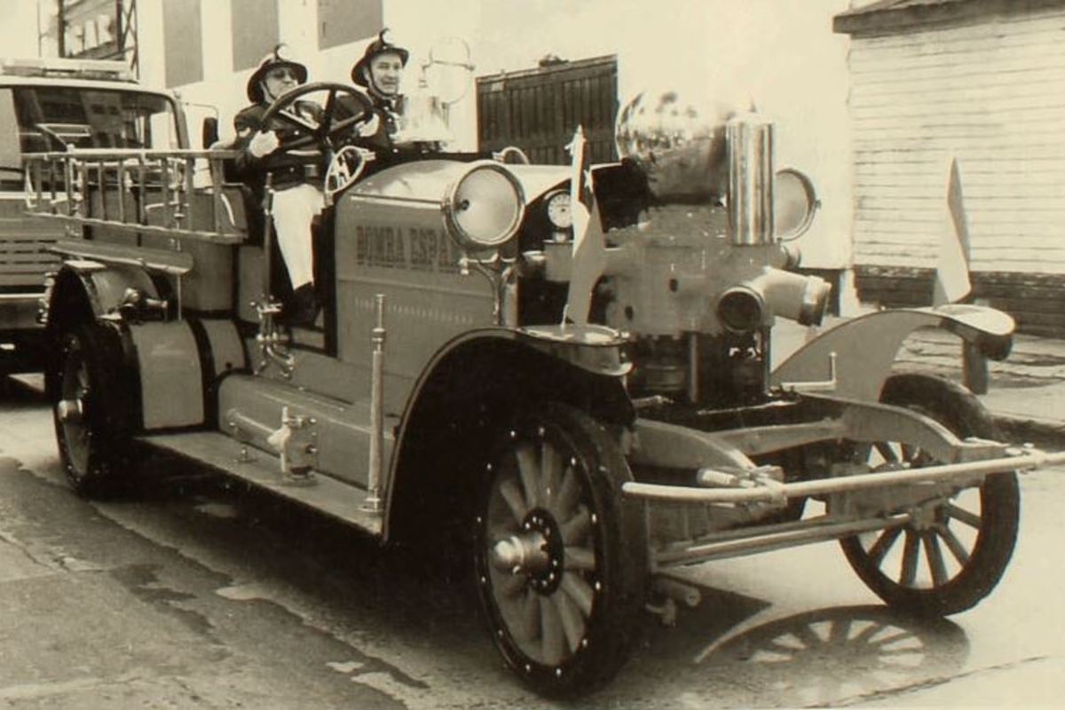 9. Carro de bomberos de 1916, que circuló en Valparaíso.