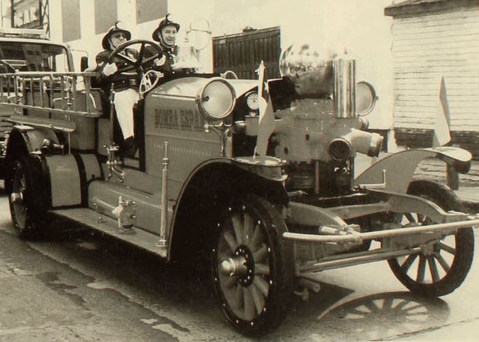 9. Carro de bomberos de 1916, que circuló en Valparaíso.