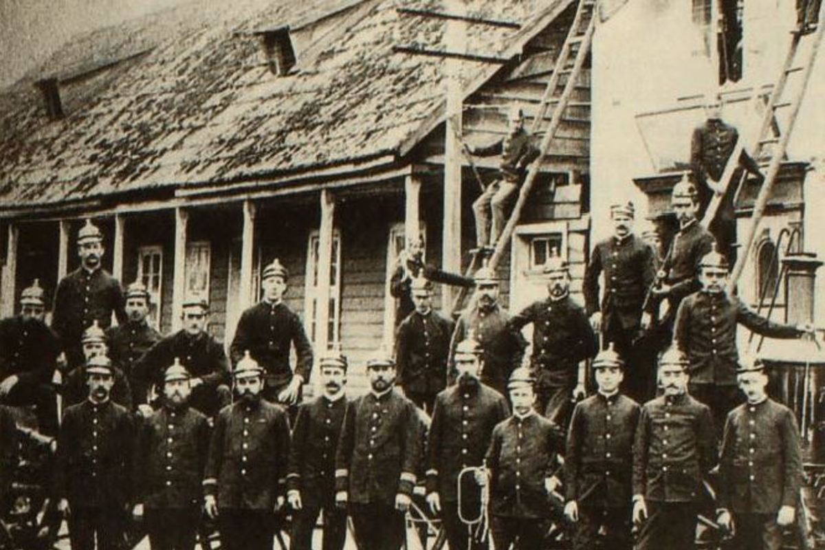 12. Miembros de la Compañía Alemana Germania, de Osorno, hacia 1900.