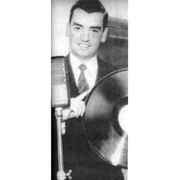 4. Raúl Matas, conductor del programa “Discomanía” en Radio Minería, 1950.