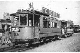 1. Tranvía circulando por alrededores de Plaza Mapocho, 1930.