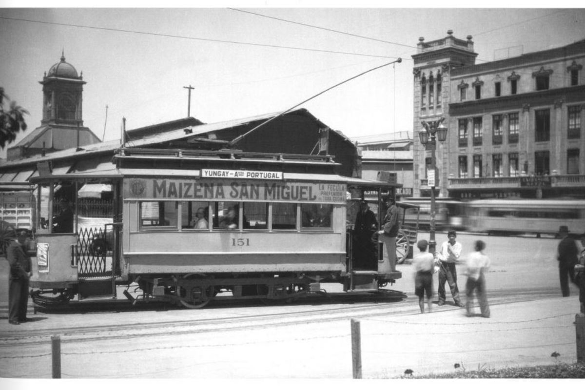 2. Tranvía en Plaza Mapocho con el Mercado Central de fondo, 1935.