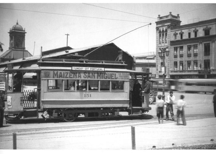 2. Tranvía en Plaza Mapocho con el Mercado Central de fondo, 1935.