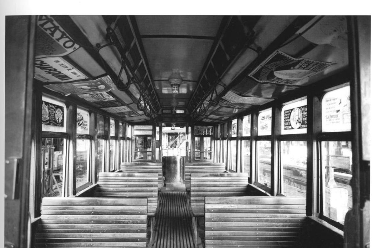 10. Interior de un carro eléctrico, 1920.