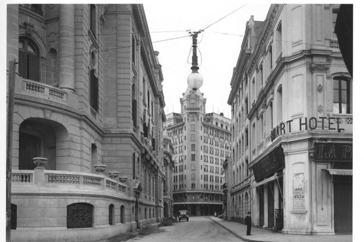 1. Un gran foco de luz eléctrica en Calle Nueva York con la Alameda, 1925.