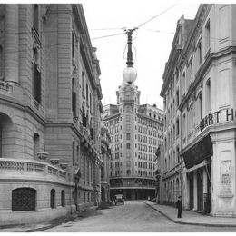 1. Un gran foco de luz eléctrica en Calle Nueva York con la Alameda, 1925.