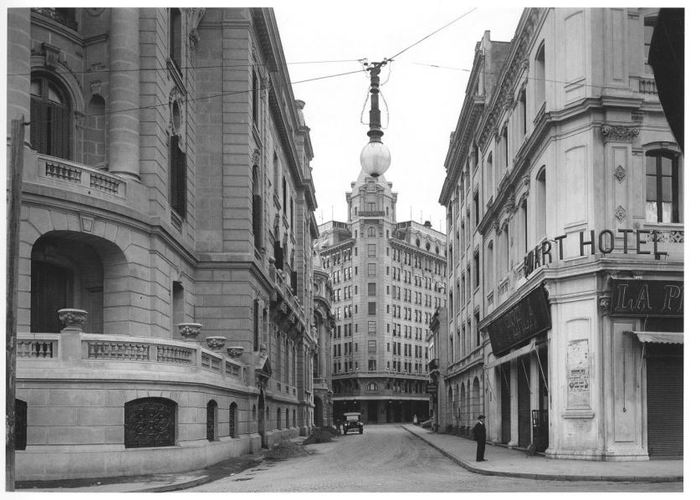 1. Un gran foco de luz eléctrica en Calle Nueva York con la Alameda, 1925.