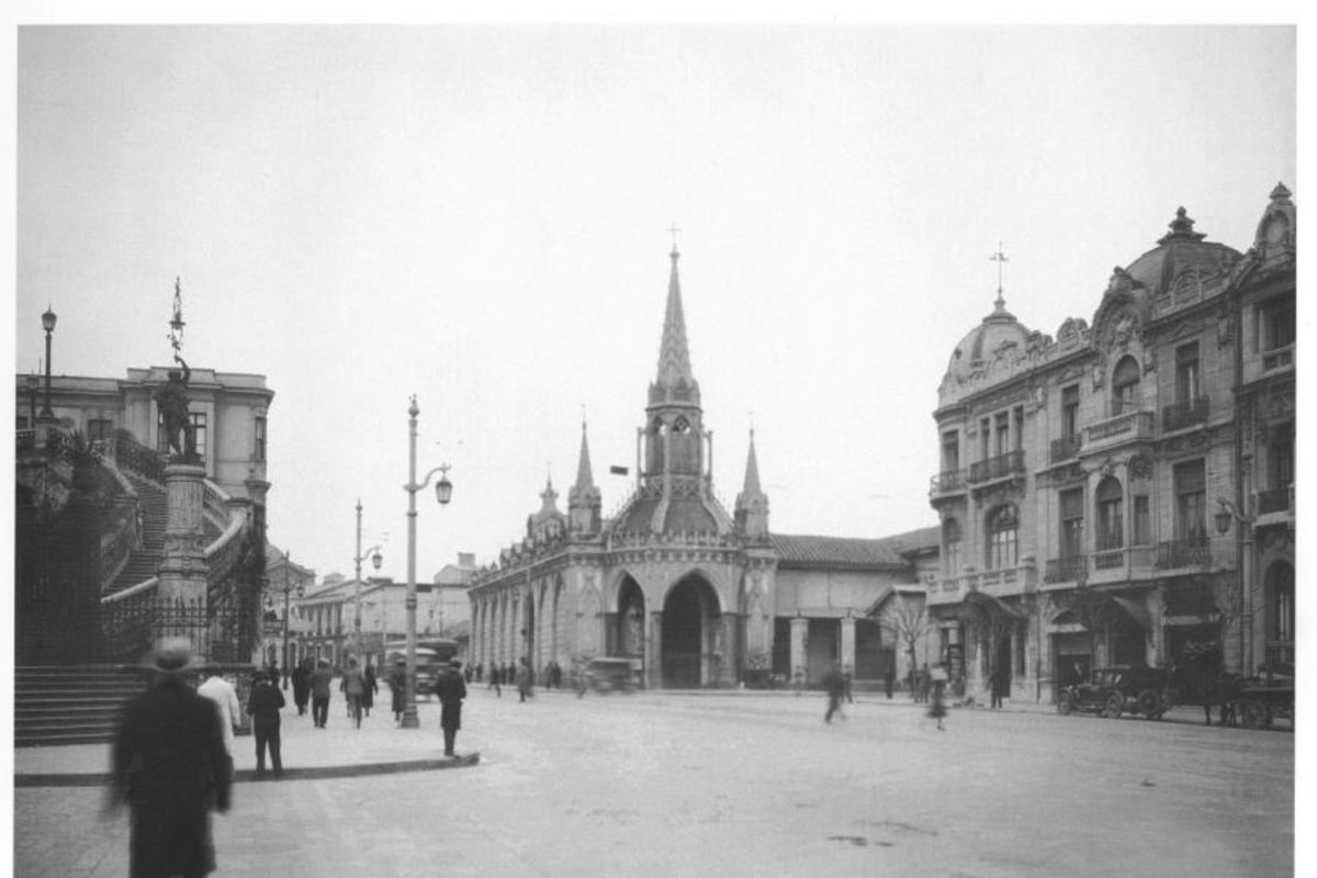 2. Postes de luz en las calles. Iglesia de las Carmelitas y entrada al Cerro Santa Lucía, 1932.