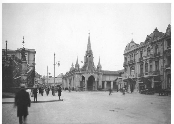 2. Postes de luz en las calles. Iglesia de las Carmelitas y entrada al Cerro Santa Lucía, 1932.