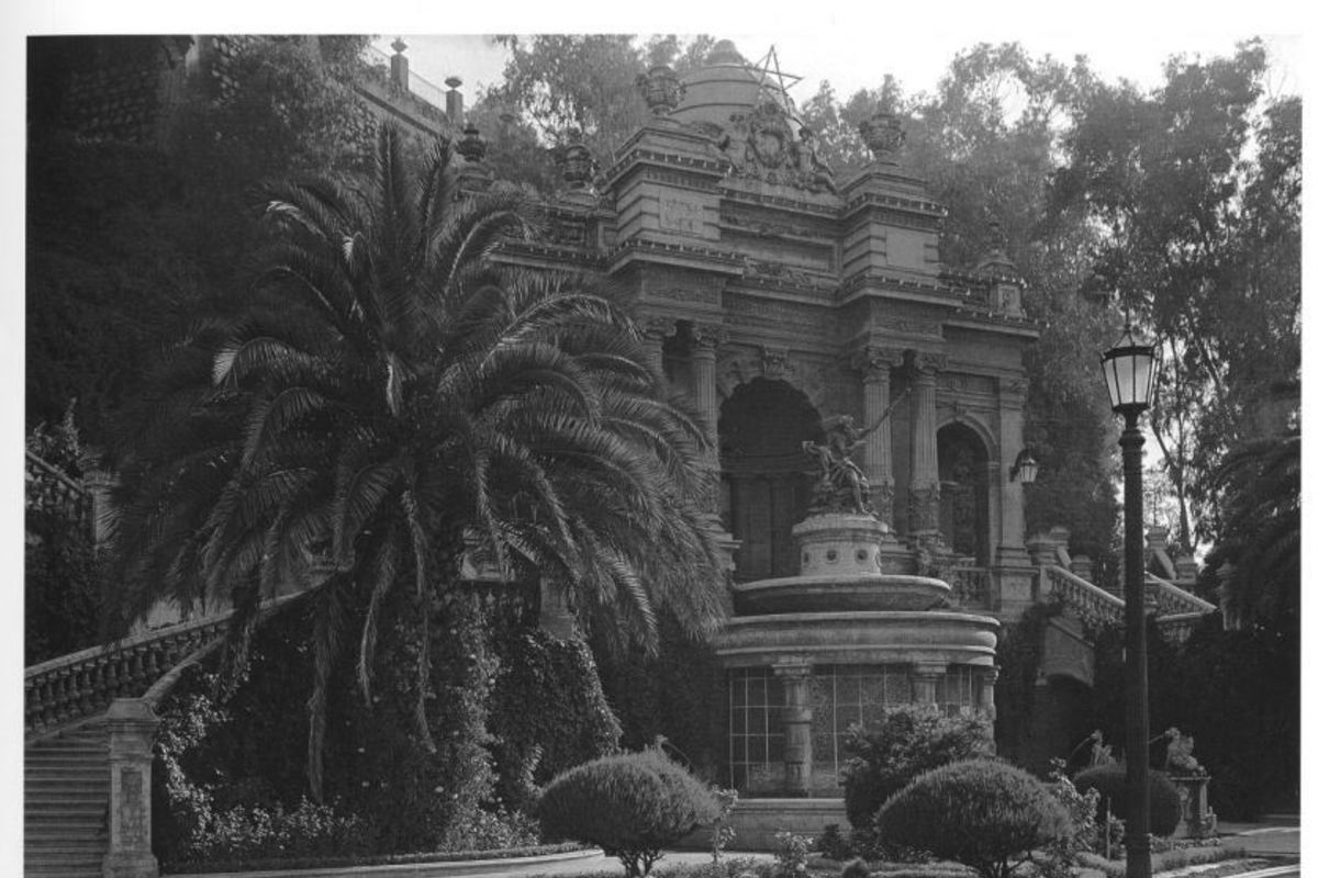 3. Poste de luz eléctrica en los jardines del Cerro Santa Lucía.