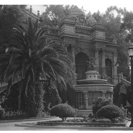 3. Poste de luz eléctrica en los jardines del Cerro Santa Lucía.