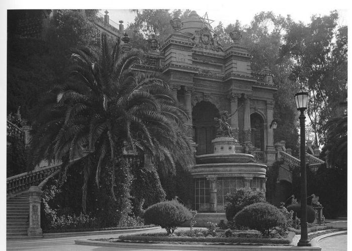 3. Poste de luz eléctrica en los jardines del Cerro Santa Lucía.