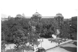 5. Postes de luz eléctrica en la Plaza de Armas de Santiago, 1919.