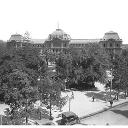 5. Postes de luz eléctrica en la Plaza de Armas de Santiago, 1919.