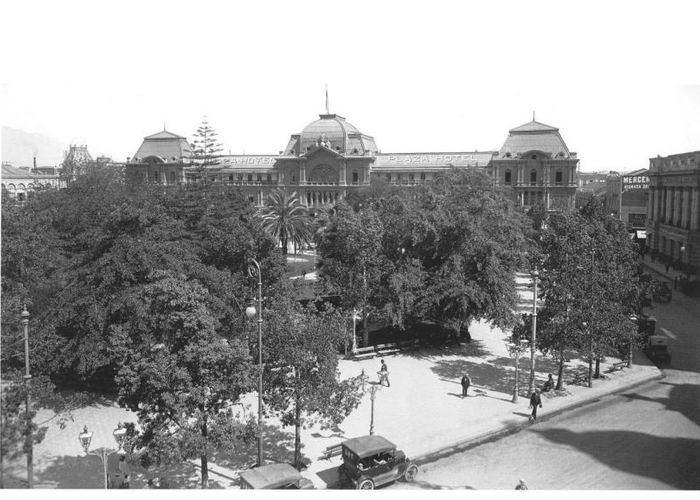 5. Postes de luz eléctrica en la Plaza de Armas de Santiago, 1919.