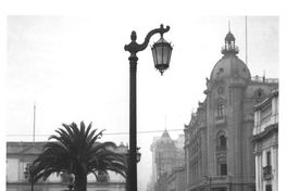 6. Poste de luz en Edificio de la Intendencia, Moneda con Morandé, 1927.