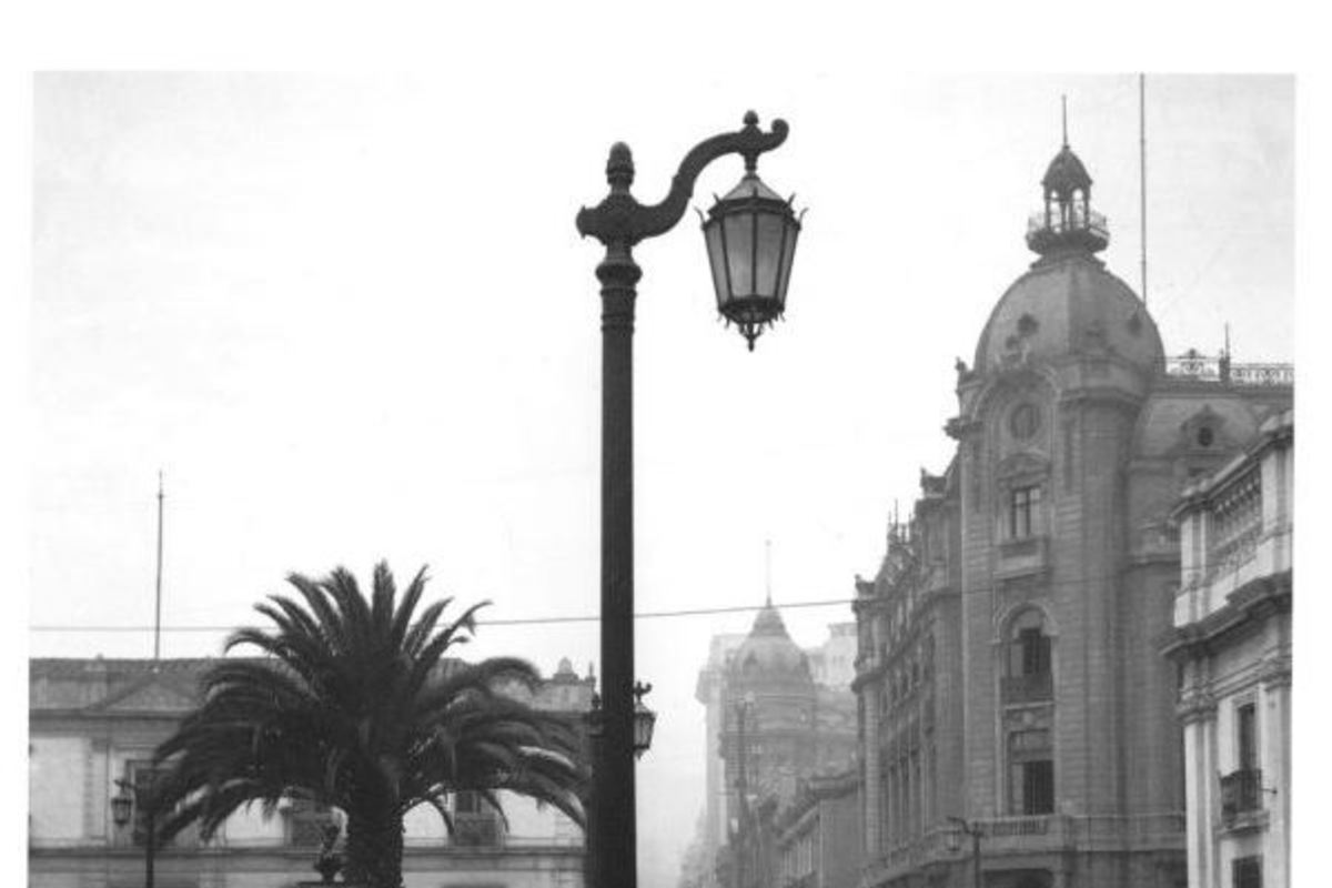 6. Poste de luz en Edificio de la Intendencia, Moneda con Morandé, 1927.