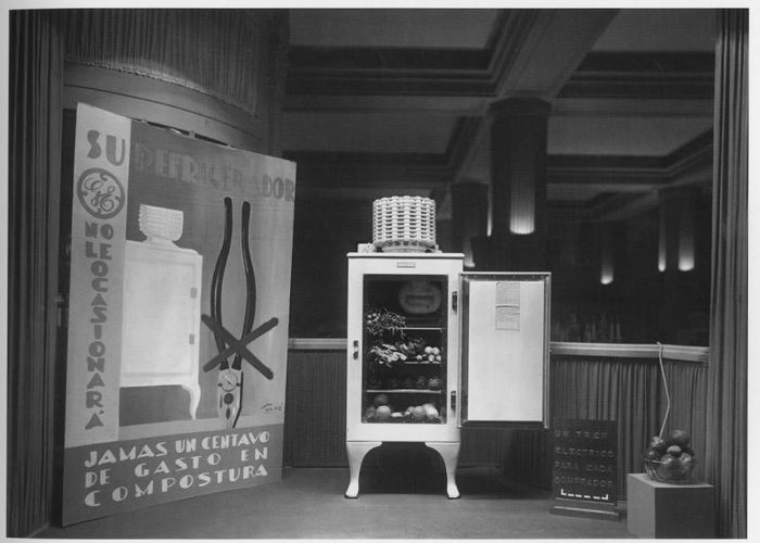 4. Refrigerador eléctrico abierto en vitrina, 1930.