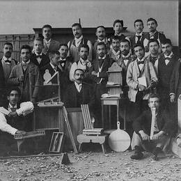 1. Grupo de alumnos del curso de carpintería, 1899.