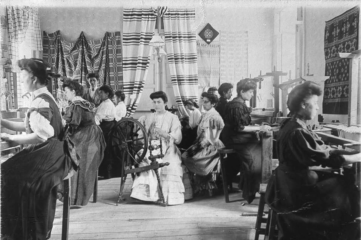 3. Alumnas de la Escuela Superior no. 19 de Santiago en curso normal de tejidos a tela, 1907.