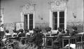 5. Mujeres junto a su profesora en taller de moda en Escuela Normal no. 3, hacia 1915.