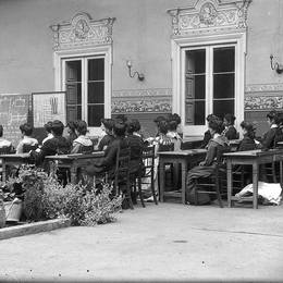 5. Mujeres junto a su profesora en taller de moda en Escuela Normal no. 3, hacia 1915.