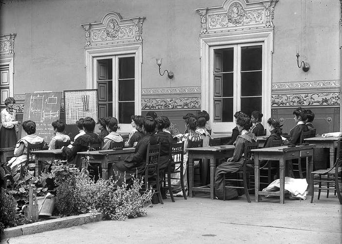 5. Mujeres junto a su profesora en taller de moda en Escuela Normal no. 3, hacia 1915.