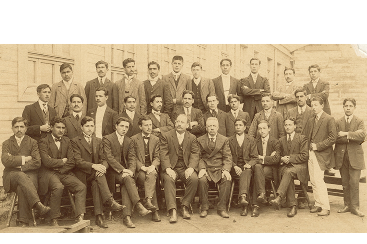 6. Alumnos y profesores de la Escuela Normal de Victoria, provincia de Malleco, 1919.