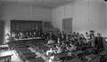 7. Alumnos en la sala de química y física de Escuela José Abelardo Núñez, hacia 1920.