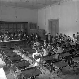 7. Alumnos en la sala de química y física de Escuela José Abelardo Núñez, hacia 1920.