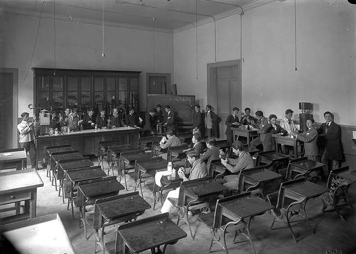 7. Alumnos en la sala de química y física de Escuela José Abelardo Núñez, hacia 1920.