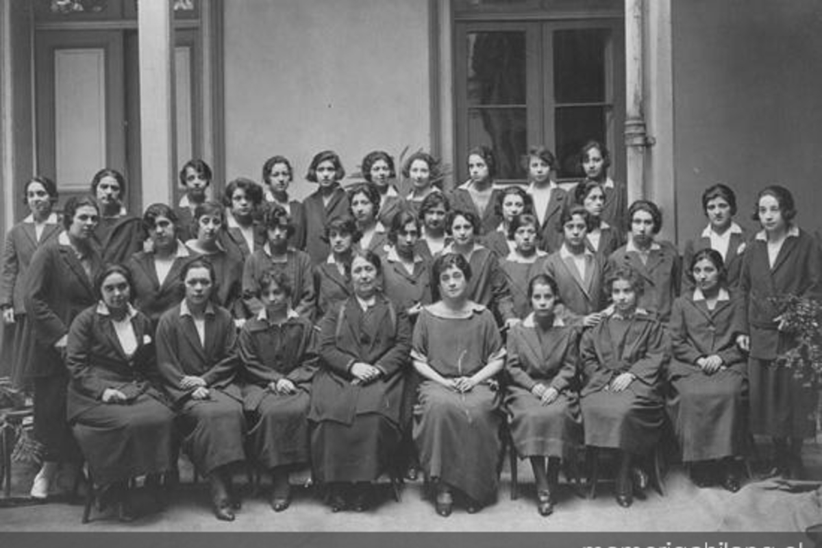 8. Alumnas de la Escuela Normal Nº 1, Santiago, 1925.