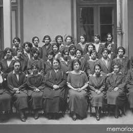 8. Alumnas de la Escuela Normal Nº 1, Santiago, 1925.