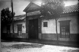 9. Fachada de la antigua Escuela Normal de Preceptores de Santiago, hacia 1920.