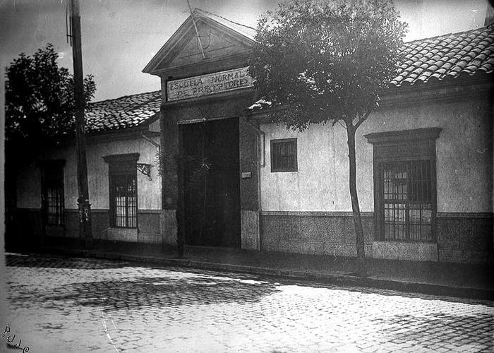 9. Fachada de la antigua Escuela Normal de Preceptores de Santiago, hacia 1920.