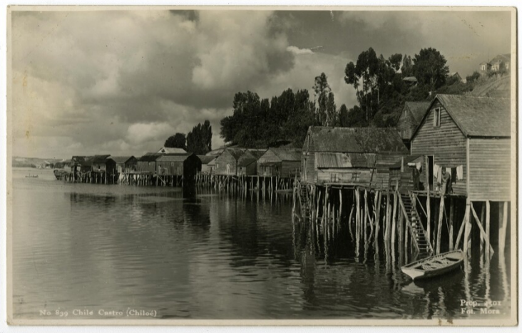1. Palafitos de Castro, en Chiloé, alrededor de 1920. Postal de Enrique Mora Ferraz