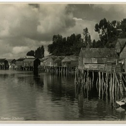 1. Palafitos de Castro, en Chiloé, alrededor de 1920. Postal de Enrique Mora Ferraz