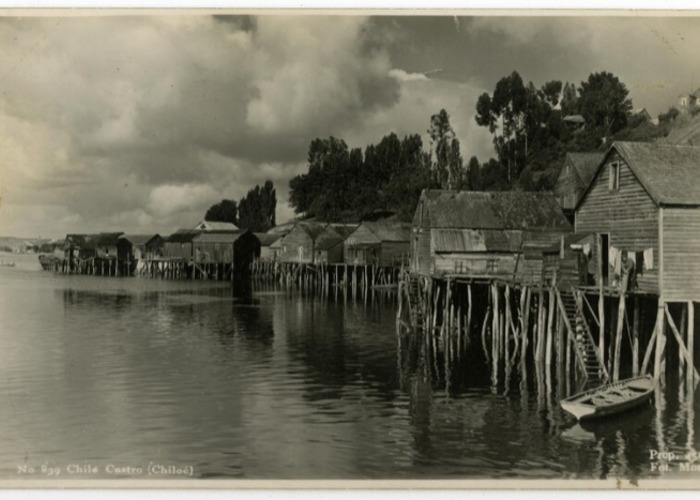 1. Palafitos de Castro, en Chiloé, alrededor de 1920. Postal de Enrique Mora Ferraz