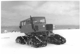 7. Carro Snow Cat, medio de transporte en la Antártica.