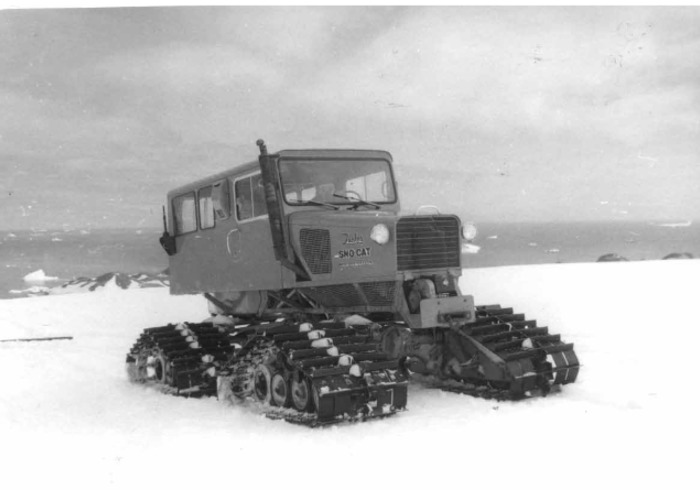 7. Carro Snow Cat, medio de transporte en la Antártica.